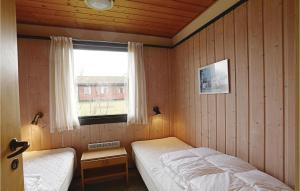 ArnagerにあるPyrusのベッドルーム1室(ベッド2台、窓付)
