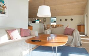 sala de estar con sofá y mesa en Awesome Home In Blokhus With 3 Bedrooms And Wifi, en Blokhus