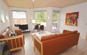 ブラーバンドにあるStunning Home In Blvand With 4 Bedrooms, Sauna And Wifiのリビングルーム(ソファ、テーブル付)