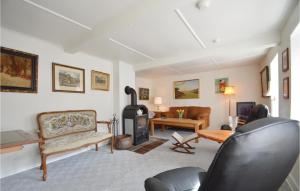 een woonkamer met meubilair en een open haard bij Stunning Home In Hjer With Wifi in Højer