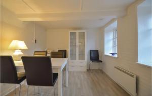 een kamer met een tafel en stoelen en een raam bij Stunning Home In Hjer With Wifi in Højer