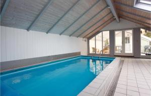 RørvigにあるNice Home In Rrvig With Sauna, Internet And Private Swimming Poolの屋根のある家の中のスイミングプール