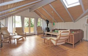 RørvigにあるNice Home In Rrvig With Sauna, Internet And Private Swimming Poolのリビングルーム(ソファ、椅子、テーブル付)