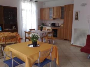 cocina y comedor con mesa y sillas en Villa Stefy en Dervio