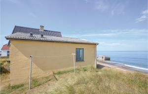FrøstrupにあるBeautiful Home In Frstrup With 4 Bedrooms And Saunaの海辺の丘の側の家