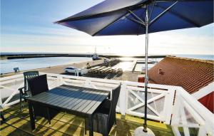 博雷Two-Bedroom Apartment In Borre的阳台顶部带雨伞的桌子