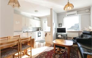 uma cozinha e sala de estar com uma mesa e um sofá em Lovely Apartment In Allinge With Wifi em Allinge
