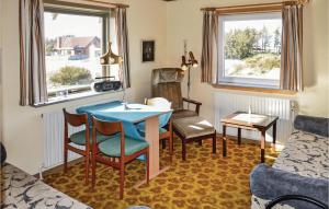 sala de estar con mesa azul y sillas en Vejlgrd, en Nørre Lyngvig