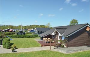 un modello di casa con parco giochi di Lovely Home In Juelsminde With Wifi a Sønderby