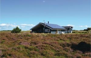 een huis met een zonnedak op een veld bij Stunning Home In Fan With Sauna in Sønderho