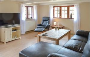 sala de estar con sofá y mesa en Beautiful Apartment In Rm With Wifi, en Rømø Kirkeby