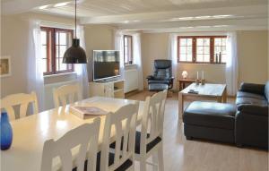 een woonkamer met een eettafel en een bank bij Beautiful Apartment In Rm With Wifi in Rømø Kirkeby