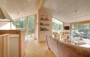 SpidsegårdにあるStunning Home In Nex With 3 Bedrooms And Wifiのリビングルーム(ソファ、テーブル付)