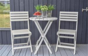 due sedie e un tavolo con fiori e piante sopra di Gorgeous Home In Ringkøbing With Wifi a Søndervig Altre 19 foto