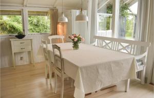 una sala da pranzo bianca con tavolo e sedie di Gorgeous Home In Ringkøbing With Wifi a Søndervig
