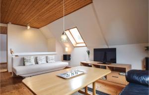 SpodsbjergにあるAwesome Home In Rudkbing With 2 Bedroomsのリビングルーム(ソファ、テーブル付)