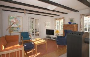 een woonkamer met blauwe stoelen en een televisie bij Gorgeous Home In Sklskr With Wifi in Skælskør