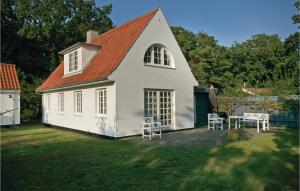 una pequeña casa blanca con techo rojo en Gorgeous Home In Sklskr With Wifi en Skælskør