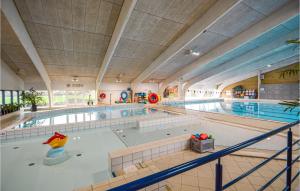 a large indoor swimming pool with a large swimming pool at Skrbk Fritidscenter in Skærbæk