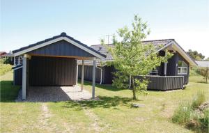 HemmetにあるBeautiful Home In Hemmet With 3 Bedrooms, Sauna And Wifiの木の家