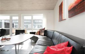 ロッケンにあるAmazing Apartment In Lkken With Wifiのリビングルーム(ソファ、テーブル付)