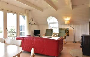 Nørre Lyngvigにあるskenのリビングルーム(赤いソファ、テーブル付)