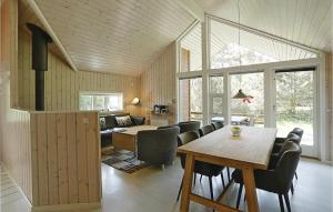 SnogebækにあるAmazing Home In Nex With 2 Bedrooms And Saunaのダイニングルーム(テーブル、椅子付)