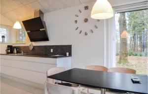 cocina con mesa y reloj en la pared en 1 Bedroom Stunning Home In Brande, en Brande