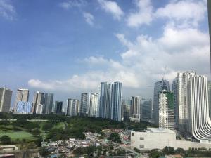 Blick auf eine Stadt mit hohen Gebäuden in der Unterkunft Taguig,3br Condo , Furnish, Near Airport Mckinley, BGC ,City View in Taguig