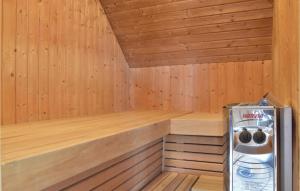 eine Holzsauna mit einem Mülleimer darin in der Unterkunft Awesome Home In Ringkøbing With Kitchen in Klegod