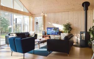 DronningmølleにあるStunning Home In Hornbk With 5 Bedrooms, Sauna And Wifiのリビングルーム(ソファ2台、テーブル付)