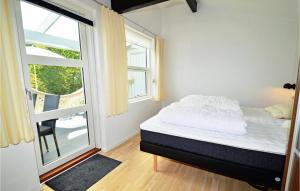 Postel nebo postele na pokoji v ubytování 3 Bedroom Cozy Home In Nysted