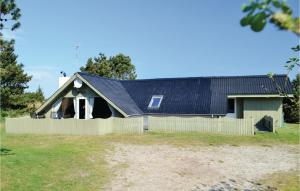 Το κτήριο όπου στεγάζεται  η παραθεριστική κατοικία