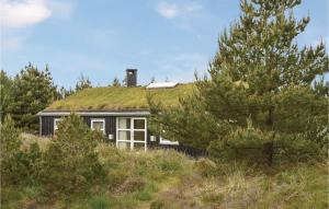 BolilmarkにあるAmazing Home In Rm With Wifiの草屋根の家