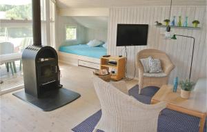 uma sala de estar com um fogão a lenha e uma cama em Stunning Home In Humble With Wifi em Humble