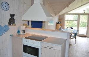 a kitchen with a stove and a counter top at Awesome Home In Humble With 3 Bedrooms, Sauna And Wifi in Humble