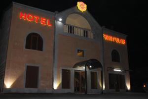 een hotel met neonborden aan de zijkant bij Princ Plaza Hotel in Jerevan