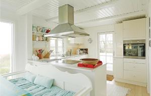 Kuchyň nebo kuchyňský kout v ubytování Lovely Home In Svaneke With House Sea View