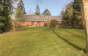 Zahrada ubytování Three-Bedroom Holiday Home In Kirke Eskilstrup