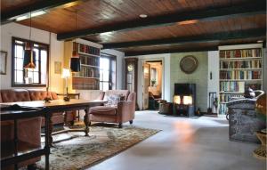 Posezení v ubytování Three-Bedroom Holiday Home In Kirke Eskilstrup
