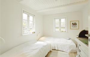 Postel nebo postele na pokoji v ubytování Lovely Home In Svaneke With House Sea View