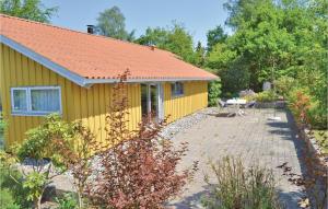 ジルレジェにあるNice Home In Gilleleje With 3 Bedrooms, Sauna And Wifiの黄色の屋根