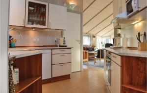 Kuchyň nebo kuchyňský kout v ubytování 3 Bedroom Stunning Home In Gilleleje