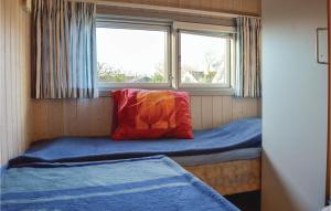 ジルレジェにあるNice Home In Gilleleje With 3 Bedrooms, Sauna And Wifiのベッド2台と窓2つが備わる小さな客室です。
