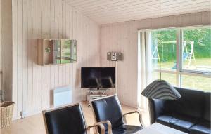 StrandbyにあるPet Friendly Home In Strandby With Wifiのリビングルーム(ソファ、椅子、テレビ付)