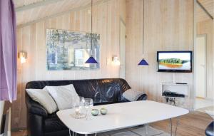 BjerregårdにあるBeautiful Home In Hvide Sande With Wifiのリビングルーム(ソファ、テーブル付)