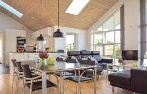 comedor y sala de estar con mesa y sillas en Awesome Home In Rudkbing With Sauna, en Spodsbjerg