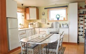 Kuchyň nebo kuchyňský kout v ubytování Beautiful Home In Roslev With House Sea View