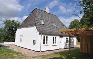 Biały dom z czarnym dachem w obiekcie Tidligere Gammelmark 26 w mieście Broager