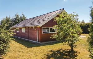 ホーフブルグにあるAwesome Home In Hovborg With Saunaの木の前の小屋